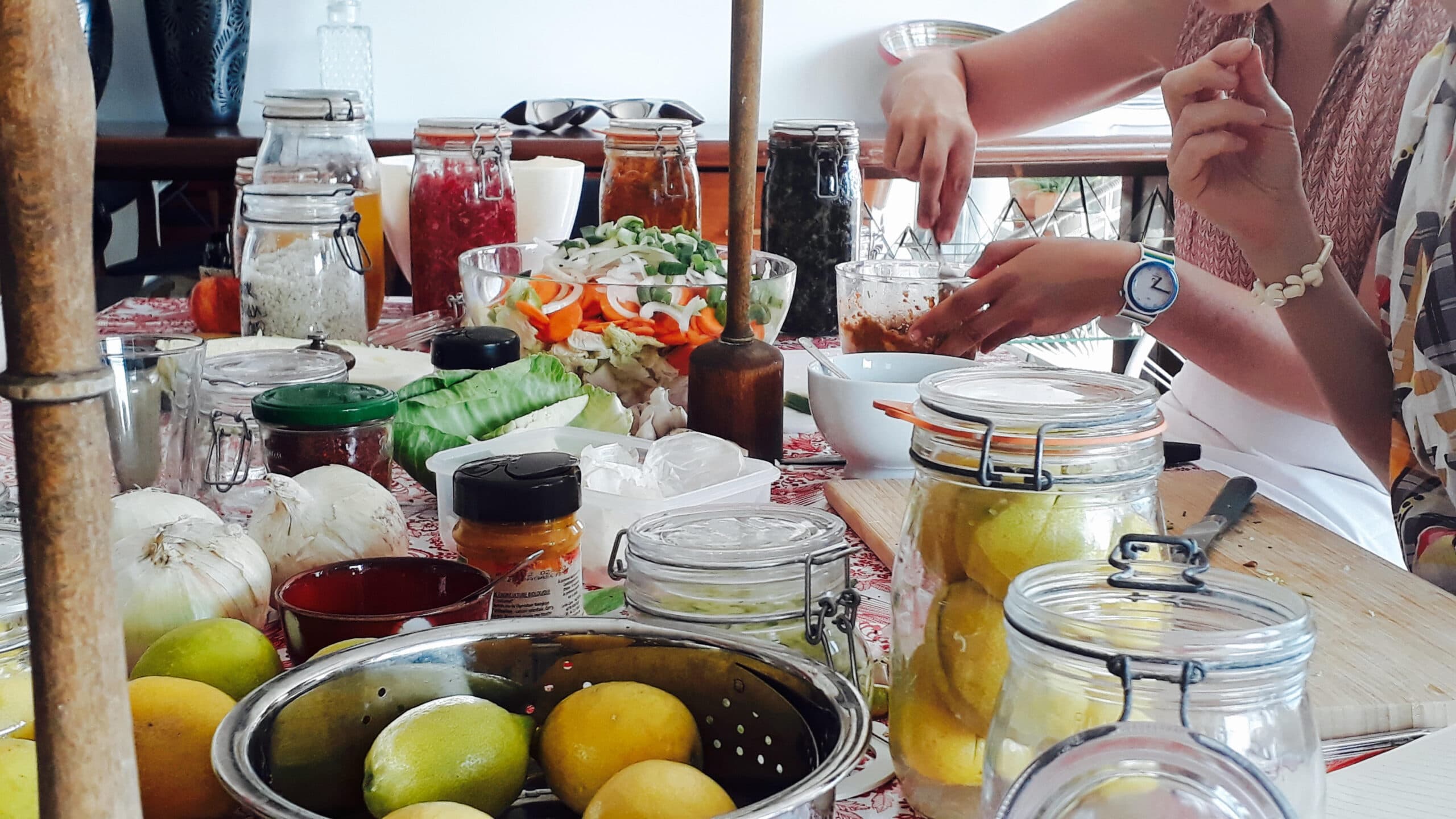 Atelier de lacto-fermentation : mains, légumes et bocaux