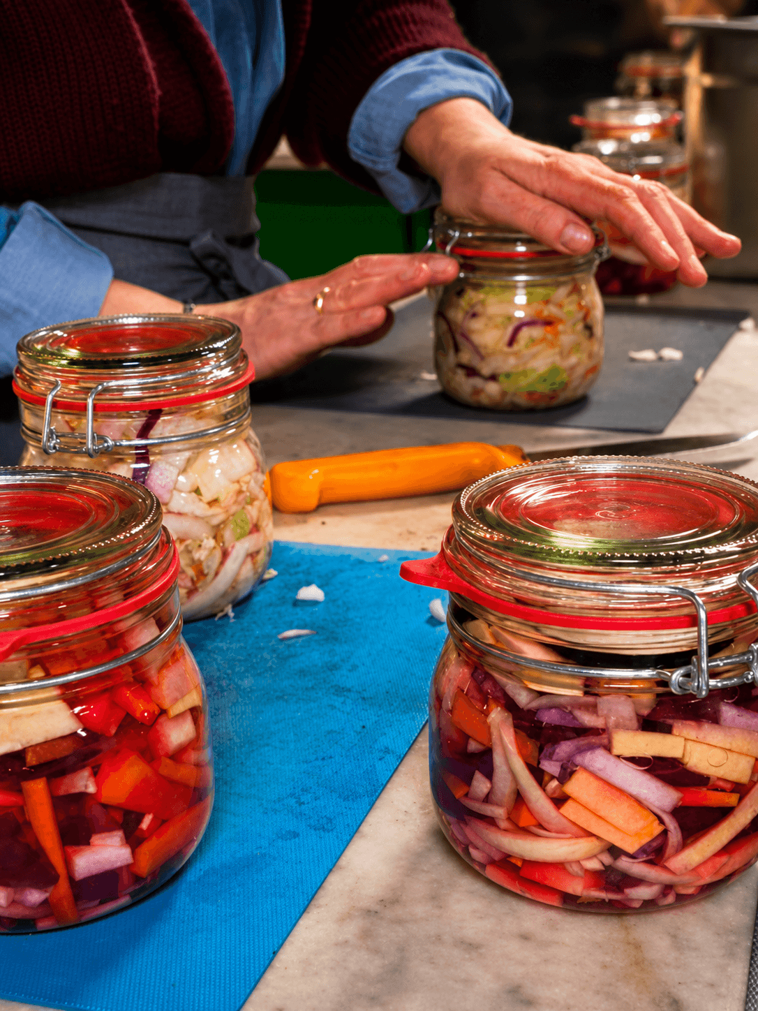 Bocaux remplis pendant un atelier Fermentierra