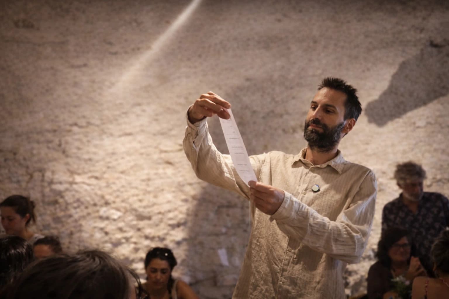Laurent Cornu, fondateur de Fermentierra, une fiche à la main devant les participants d'un atelier